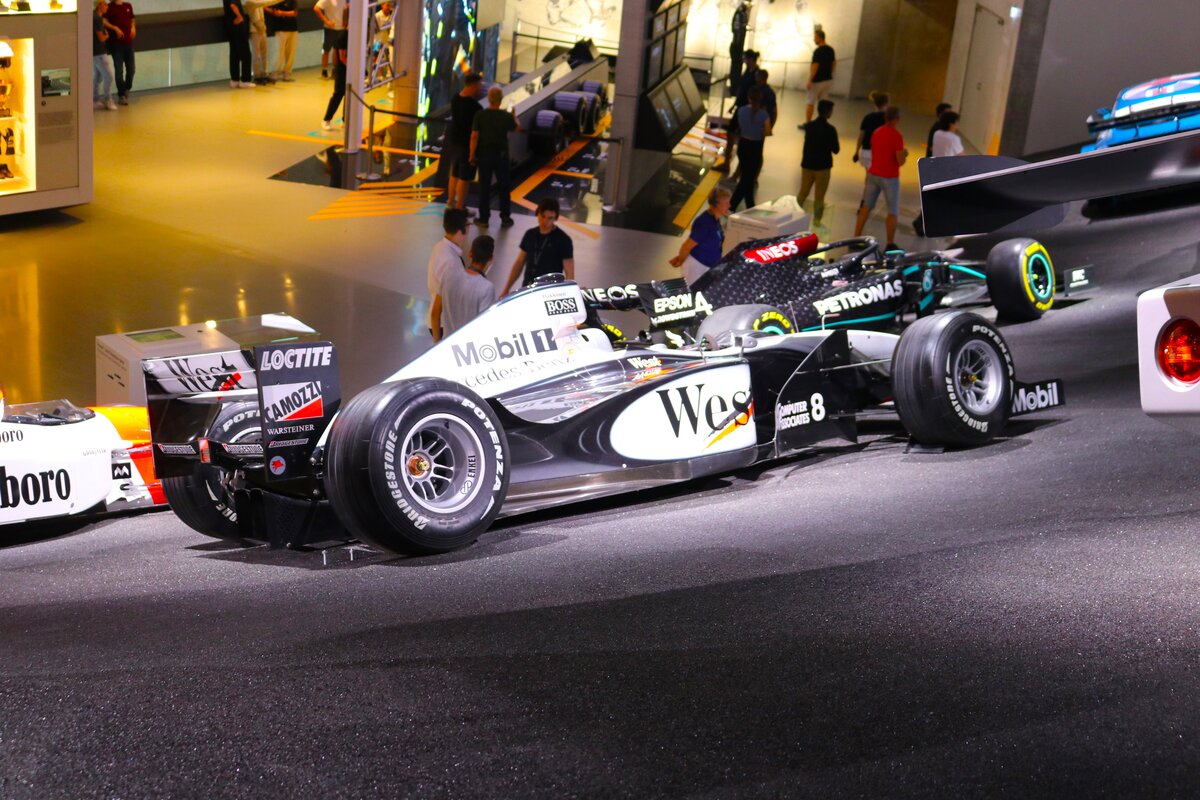 Mercedes Benz Formel1 Auto am 10.07.24 im Mercedes Benz Museum