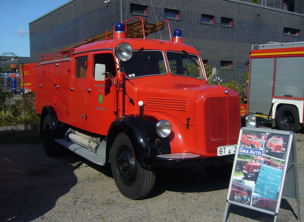 Mercedes Benz TLF15 aus dem Jahr 1955. Auf dem Chassis eines Mercedes Benz 4500 LKW aus dem Jahr 1953 baute die damalige Firma Metz/Karlsruhe im Jahr 1955 dieses TLF15 auf. Angeblich war dieses Fahrzeug dann bis ins Jahr 1996 für die FF Verl/Löschzug Kaunitz im Einsatz. Der Sechszylinderreihendieselmotor mit einem Hubraum von 4580 cm³ leistet mittels eines Turboladers 110 PS. Treffen für Feuerwehr-Oldtimer am 14.09.2024 an der  Alten Dreherei  in Mülheim an der Ruhr.