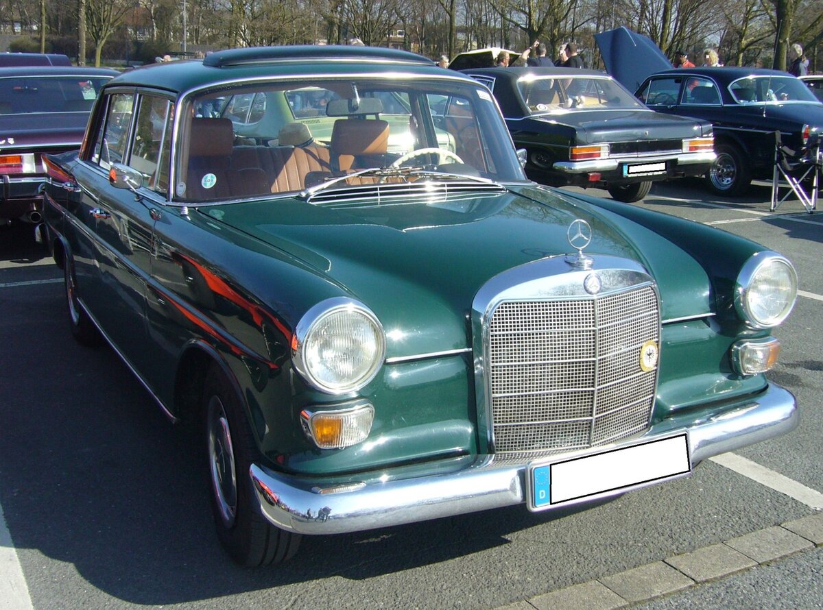 Mercedes Benz W110 200 der Modelljahre 1965 bis 1968. Die Baureihe W110 kam als 190 und 190D standen ab Frühjahr 1961 bei den Vertragshändlern. Ab 1965 wurden aus den 190´er Modellen dann die Typen 200 und 200D. Äußerlich erkennbar an den Blinkleuchten, die nun unter den Frontscheinwerfern montiert waren. Auch die Rückleuchten wurden leicht verändert. Der Basispreis für eine solche  kleine Heckflosse  betrug bei seiner Markteinführung DM 10.800,00. Der Vierzylinderreihenmotor hat einen Hubraum von 1988 cm³ und leistet 95 PS. Die Höchstgeschwindigkeit gab das Werk mit 162 km/h an. Der durchschnittliche Verbrauch soll bei 12,5 Litern Kraftstoff auf 100 Kilometer betragen haben. Oldtimerbrunch am Cafe del sol in Gelsenkirchen am 09.03.2025.