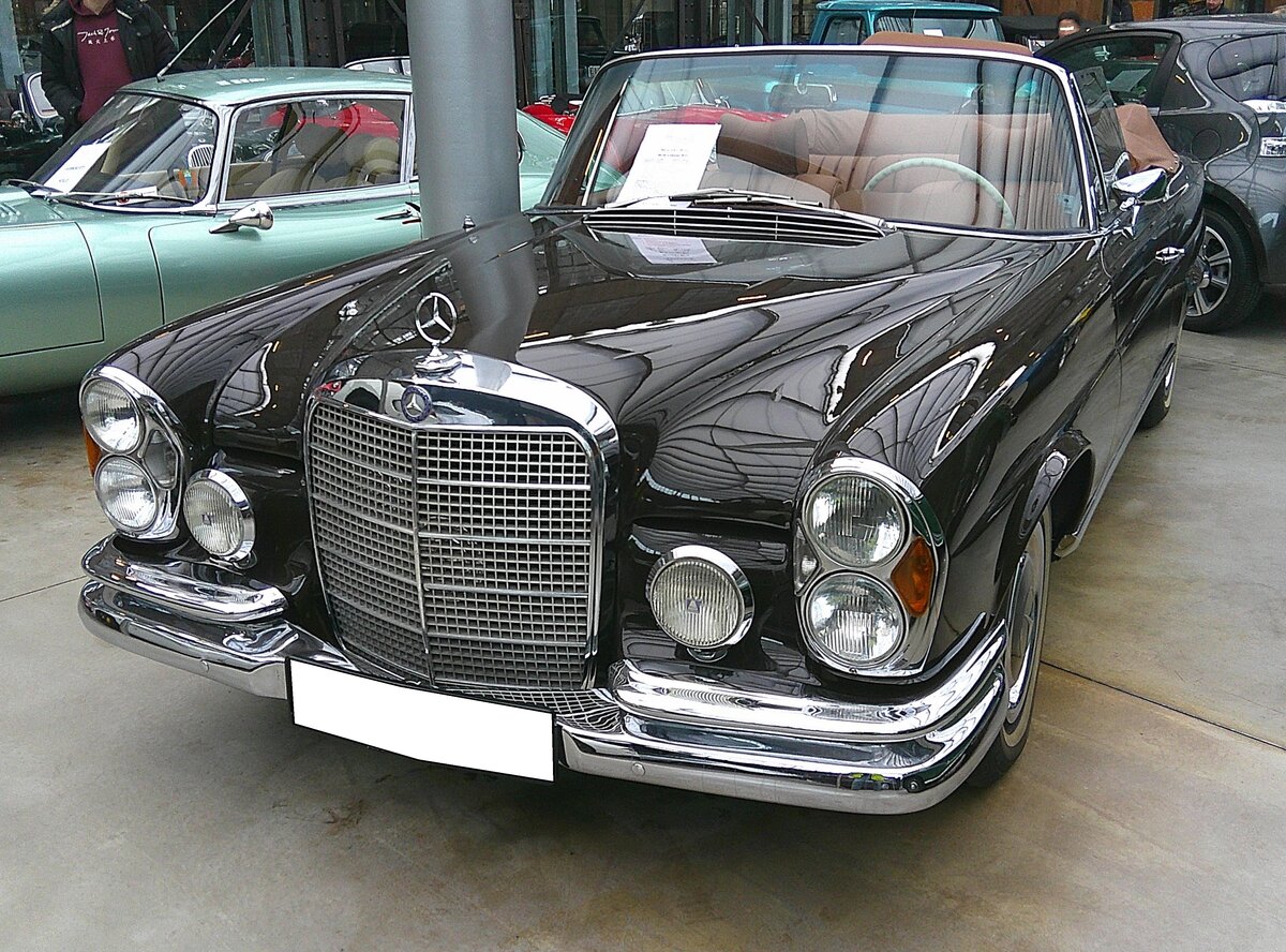 Mercedes Benz W111 E28 Cabriolet, besser bekannt als 280SE Cabriolet. Das Cabriolet im Farbton tabakbraun wurde 1968 gebaut und auch erstmalig zugelassen. Produziert wurde das Modell in den Jahren von 1967 bis 1971. Von diesem schicken Cabriolet wurden während der fünfjährigen Bauzeit genau 1.390 Fahrzeuge produziert. Der Sechszylinderreihenmotor leistet 160 PS aus einem Hubraum von 2778 cm³. Classic Remise Düsseldorf am 11.01.2025.