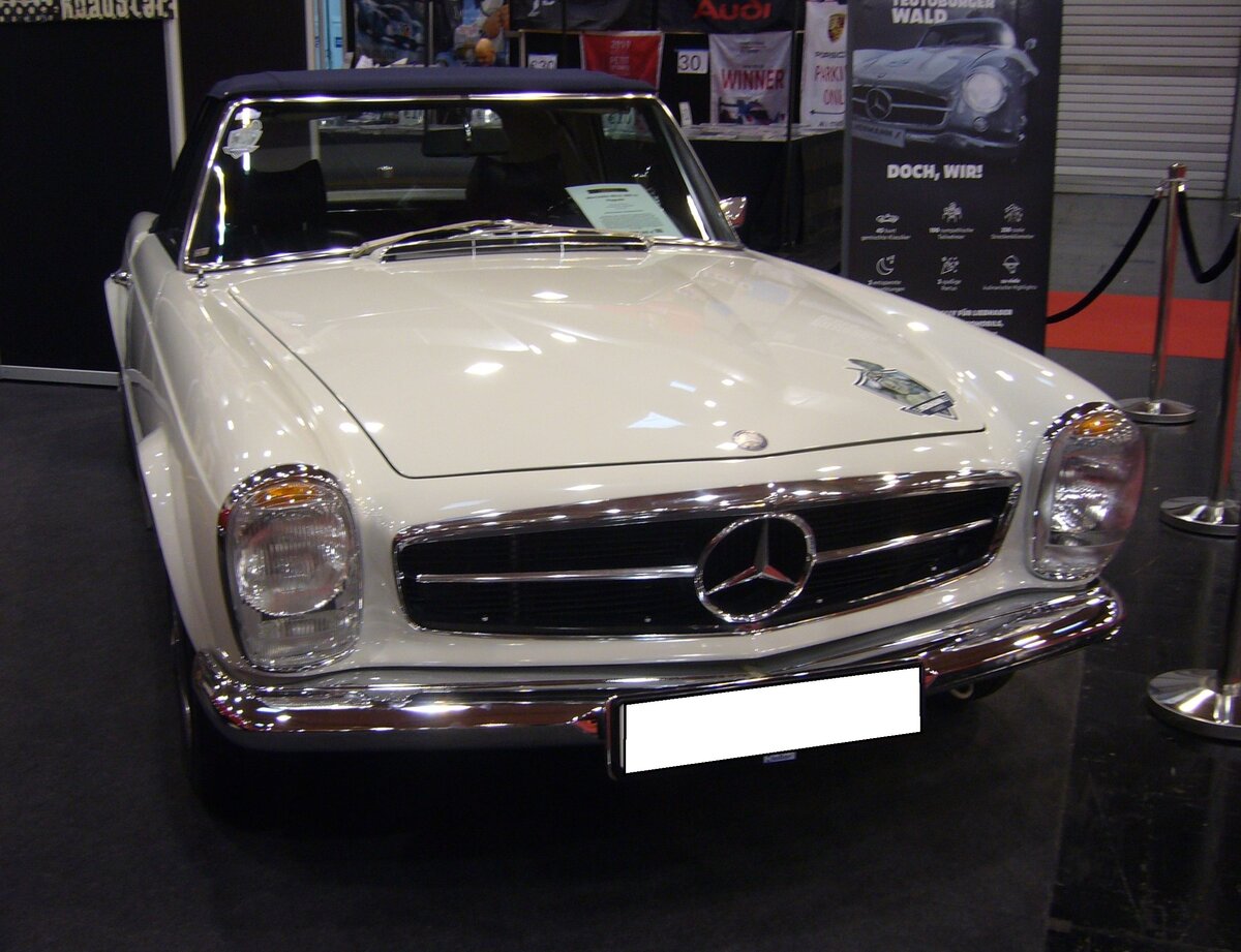 Mercedes Benz W113 280SL im Farbton DB717 -papyrusweiß- aus dem Jahr 1971. Produziert wurde der Typ W113 E28 in den Jahren von 1968 bis 1971. Als 230SL war das Modell bereits im Jahr 1963 erschienen. Der 280 SL war das stärkste Modell der sogenannten  Pagoden-Baureihe . In der Version 280SL verkaufte sich das Modell genau 23.885 mal. Der Sechszylinderreihenmotor leistet 170 PS aus einem Hubraum von 2778 cm³. Die Höchstgeschwindigkeit wurde damals mit 200 km/h angegeben. Essen Motor Show am 04.12.2024.