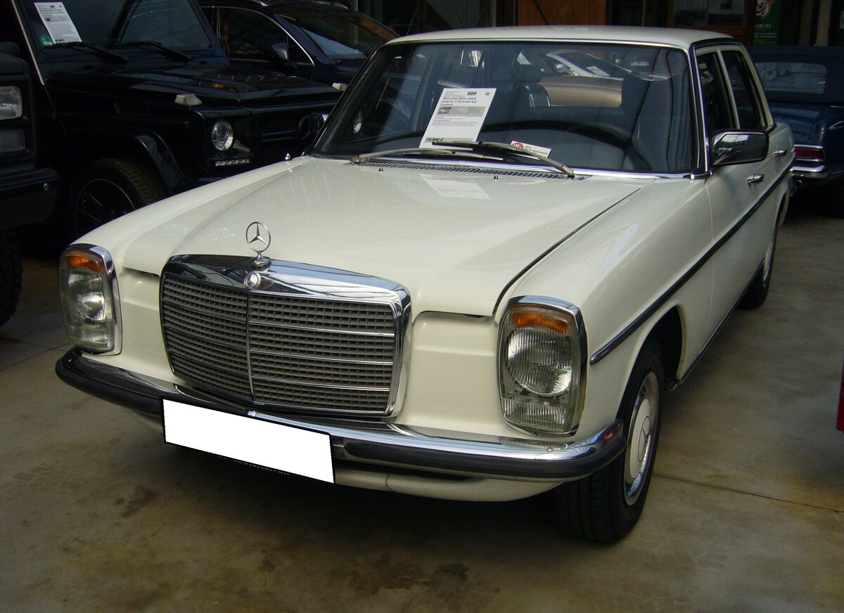 Mercedes Benz W114 V23 Limousine auch 230/6 genannt, gebaut in den Jahren von 1968 bis 1976. Die Modelle 230.6 waren die Modelle mit dem kleinsten Sechszylinderreihenmotor der sogenannten Strich/8 Baureihe. Eine solche Limousine kostete bei seiner Markteinführung mindestens DM 16.765,00 in der Grundausstattung. Der Motor leistet 120 PS aus einem Hubraum von 2292 cm³. Der Verbrauch wurde von Mercedes Benz mit ca. 15 Litern Super pro 100 Kilometer angegeben. Classic Remise Düsseldorf am 27.08.2024.