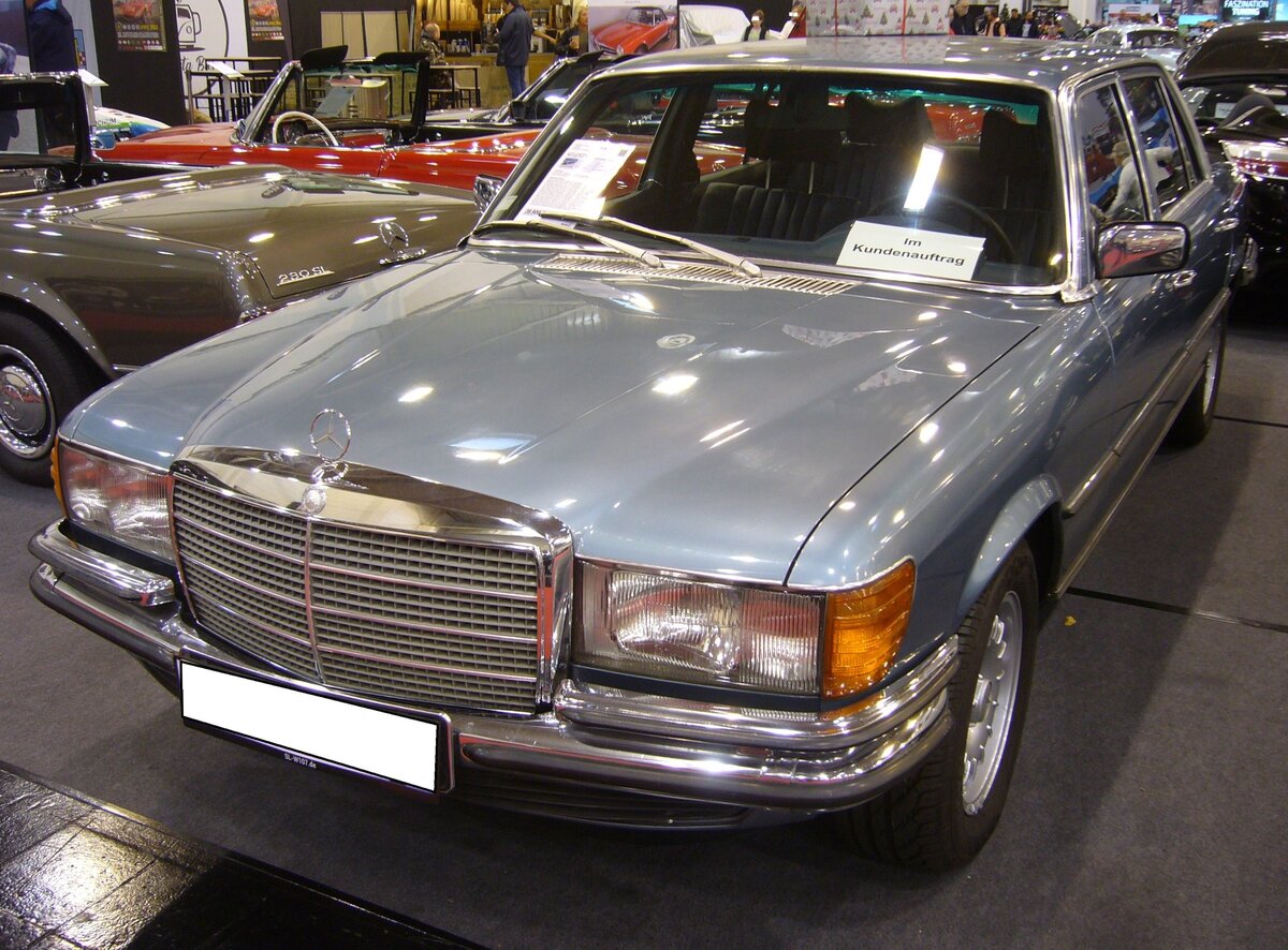 Mercedes Benz W116 E69 im Farbton DB906 graublaumetallic, produziert von 1975 bis 1980. Der 450 SEL 6.9 war das absolute Toppmodell der bereits 1972 vorgestellten Baureihe W116. Während der vierjährigen Produktionszeit entschieden sich 7.380 Käufer für dieses Modell. Der V8-Motor leistet 286 PS aus einem Hubraum von 6.834 cm³. Die Exclusivität, das Topmodell dieser Baureihe zu fahren, musste man sich bei der Fahrzeugvorstellung im Jahr 1975 mindestens DM 70.000,00 kosten lassen. Essen Motor Show am 04.12.2024. 