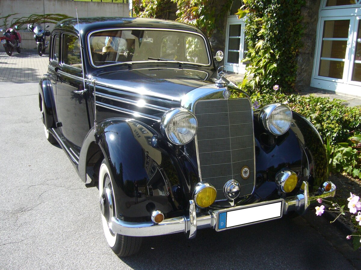 Mercedes Benz W136 IV 170S Limousine, gebaut von 1949 bis 1952. Als Symbol des angehenden Wirtschaftswunders erschien im Mai 1949 der Mercedes Benz 170S. Er war nicht viel größer als der Mercedes 170V, aber wesentlich komfortabler und repräsentativer. Für eine solche Limousine musste man mindestens DM 10.100,00 anlegen. Der Vierzylinderreihenmotor leistet 52 PS aus einem Hubraum von 1767 cm³. Oldtimertreffen an der Bleibergquelle Velbert am 22.09.2024.