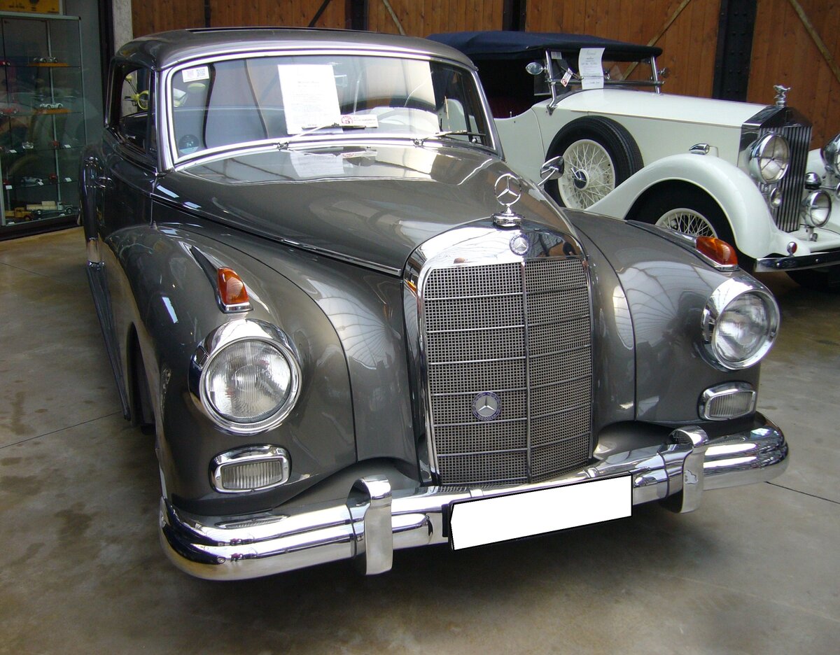 Mercedes Benz W189 300d aus dem Jahr 1959 im Farbton MB 180 silbergrau metallic. Gebaut wurde diese Version von 1957 bis 1962. Während dieser Zeit setzten die Untertürkheimer 3.037 Autos dieses Typs zu einem Kaufpreis ab DM 27.000,00 ab. Der 300d war die letzte Ausbaustufe des bereits 1951 vorgestellten W186 II Typ 300, im Volksmund  Adenauer-Mercedes  genannt. Er wurde während seiner Produktionszeit mehrfach modernisiert. Der Sechszylinderreihenmotor wird von einer Bosch-Einspritzpumpe mit Kraftstoff versorgt. Aus einem Hubraum von 2996 cm³ leistet der Wagen 160 PS und macht ihn 170 km/h schnell. Classic Remise Düsseldorf am 27.08.2024.