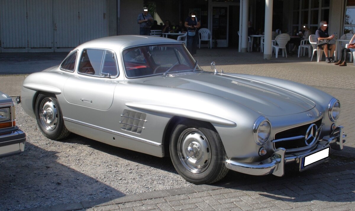 Mercedes Benz W198 I 300SL, gebaut in den Jahren von 1954 bis 1957. Über den, auch  Gullwing  genannten Wagen, wurde bereits soviel geschrieben, das ich mich hier mit den technischen Daten begnüge. Der Sechszylinderreihenmotor hat einen Hubraum von 2996 cm³ und leistet 215 PS, die dem Wagen, je nach bestellter Hinterradübersetzung, zu einer Höchstgeschwindigkeit von 220 km/h bis 250 km/h verhelfen. Oldtimertreffen an der Bleibergquelle Velbert am 22.09.2024.