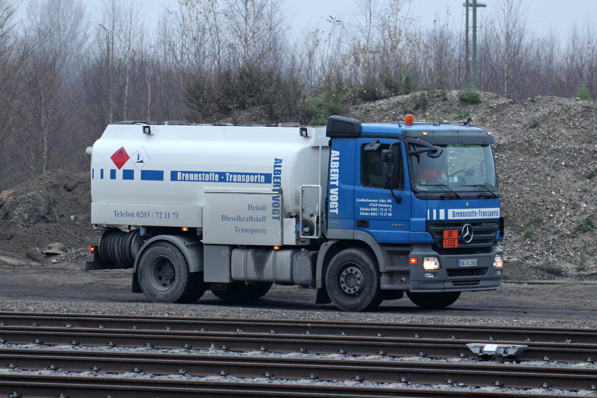 Mercedes LKW in Duisburg-Bissingheim 3.12.2014