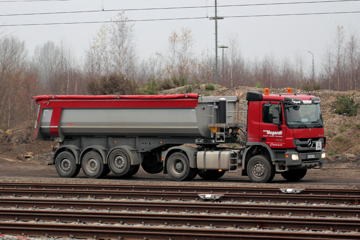 Mercedes LKW in Duisburg-Bissingheim 3.12.2014