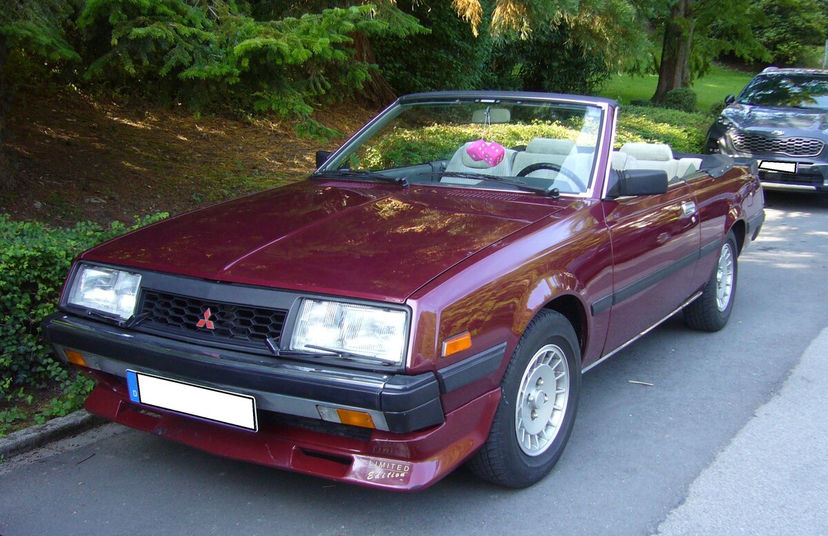 Mitsubishi A160 Sapporo Cabriolet. Die zweite Generation des, auf dem Galant basierenden Coupes, wurde 1980 vorgestellt und bis 1985 in Deutschland verkauft. Im Jahr 1982 ließ Mitsubishi Deutschland 350 Fahrzeuge zum Cabriolet umbauen und verkaufte diese über das offizielle Händlernetz. Die Cabriolets waren grundsätzlich mit dem, aus dem Sapporo 2000 GSR bekannten, Vierzylinderreihenmotor mit Ausgleichswellen ausgerüstet. Dieser Motor hat einen Hubraum von 1997 cm³ und leistet 110 PS. Oldtimertreffen an der Bleibergquelle Velbert am 22.09.2024.