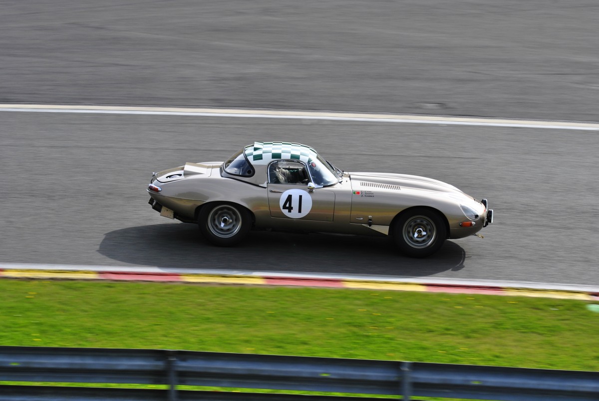  Mitzieher von Nr.:41 JAGUAR E Type
beim 6h Classic in Spa Francorchamps am 21.9.2013