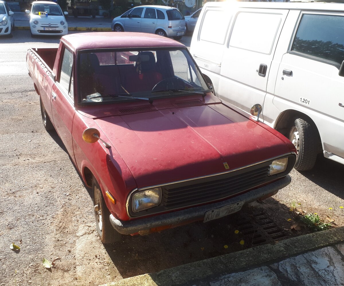 Nissan B120 Pickup, gebaut in den Jahren von 1971 bis 1979. In seinem Heimatland nannte man ihn Datsun Sunny Truck. In den wichtigsten Export-Ländern, wie Australien war er der Datsun 1200 UTE und in Südafrika der Bakkie. Das Modell war mit zwei verschiedenen  Bettlängen  lieferbar. Der gezeigte Pickup ist mit der längeren Ladefläche ausgestattet. Angetrieben wird der Wagen von einem Vierzylinderreihenmotor, der aus einem Hubraum von 1171 cm³ eine Leistung von 68 PS an die Hinterachse bringt. Acharavi/Corfu am 12.10.2024.