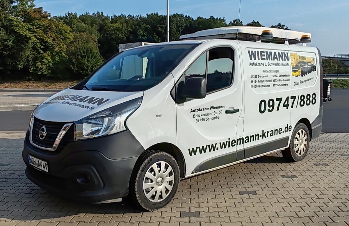 =Nissan NV 300 von KRANE-WIEMANN steht zur Rast auf dem Autohof Fulda Nord, 08-2024