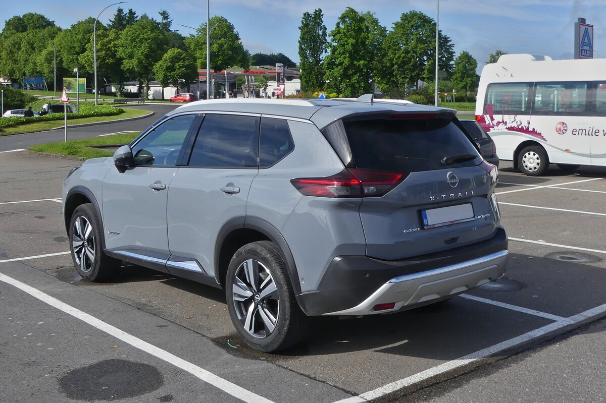 Nissan X-trail e-Power, stand einsam auf einem Parkplatz. 05.2024