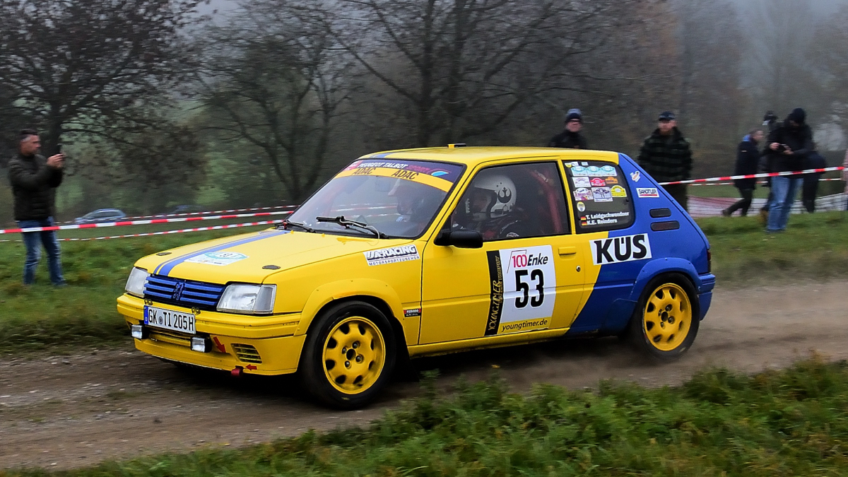 Nr. 53, Peugeot 205 GTI, Fahrer: LEIDGSCHWENDNER, Tim /REINDERS, Karl Eduard, ADAC Rallye Köln Ahrweiler am 9.11.2024 im Staub und Nebel