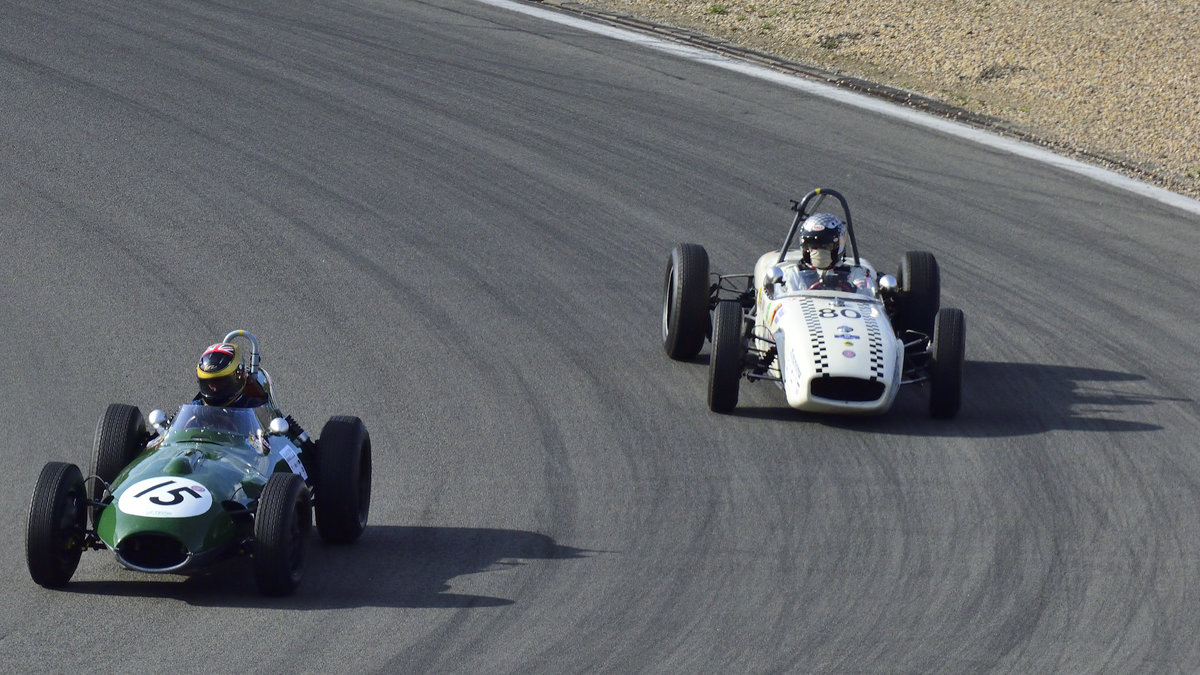  NR.15 Lotus 16 363, Bj.1958 ) Fahrer: Smith-Hilliard, Max im, und die Nr.80 Lotus 18 914 Fahrer: Taylor , Nick von 1961. 46. AvD-Oldtimer-Grand-Prix 2018, Rennen 6 Historic Grand Prix Cars bis 1965 am 11.Aug.2018 in  der Einführungsrunde.