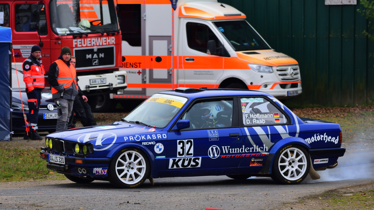 Nr.32, BMW 320is, Fahrer:  HOFFMANN, Frank /RAAB, Daniela, ADAC Rallye Köln Ahrweiler am 9.11.2024