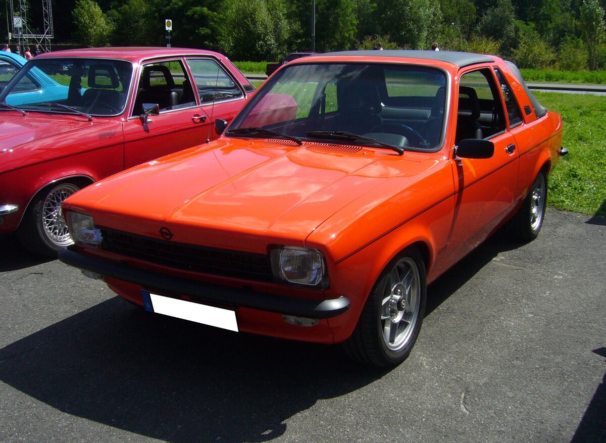 Opel Kadett C Aero. Produziert wurde der  Aero  in den Jahren von 1976 bis 1978. Die zu einem Freiluftauto umgebaute, zweitürige Limousine, wurde auf dem Genfer Salon des Jahres 1976 vorgestellt. Dem Fahrzeug war kein sonderlich großer Verkaufserfolg beschieden. Lediglich 1.242 Aero Modelle verließen die Werkshallen der Karosseriefabrik Baur/Stuttgart, wo dieses Fahrzeug montiert wurde. Der Käufer konnte zwischen zwei Vierzylinderreihenmotoren wählen: 1196 cm³ mit 60 PS oder 1566 cm³ mit 75 PS. Oldtimer-Revival auf dem Gelände der Kokerei Zollverein in Essen am 28.07.2024.