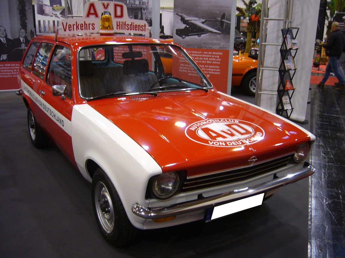 Opel Kadett C CarAvan Traditionsfahrzeug des AvD aus dem Jahr 1976. Gebaut im nicht mehr existierenden Opel-Werk Bochum von 1973 bis 1979. Die Kadett C Baureihe war mit etlichen Motorisierungen zwischen 1.0l und 2.0l Hubraum lieferbar. Hier wurde ein Modell abgelichtet, das vor Juli 1977 produziert worden ist. Dieses ist an den unter der Stoßstange montierten, vorderen Blinkern zu erkennen. Essen Motor Show am 04.12.2024.