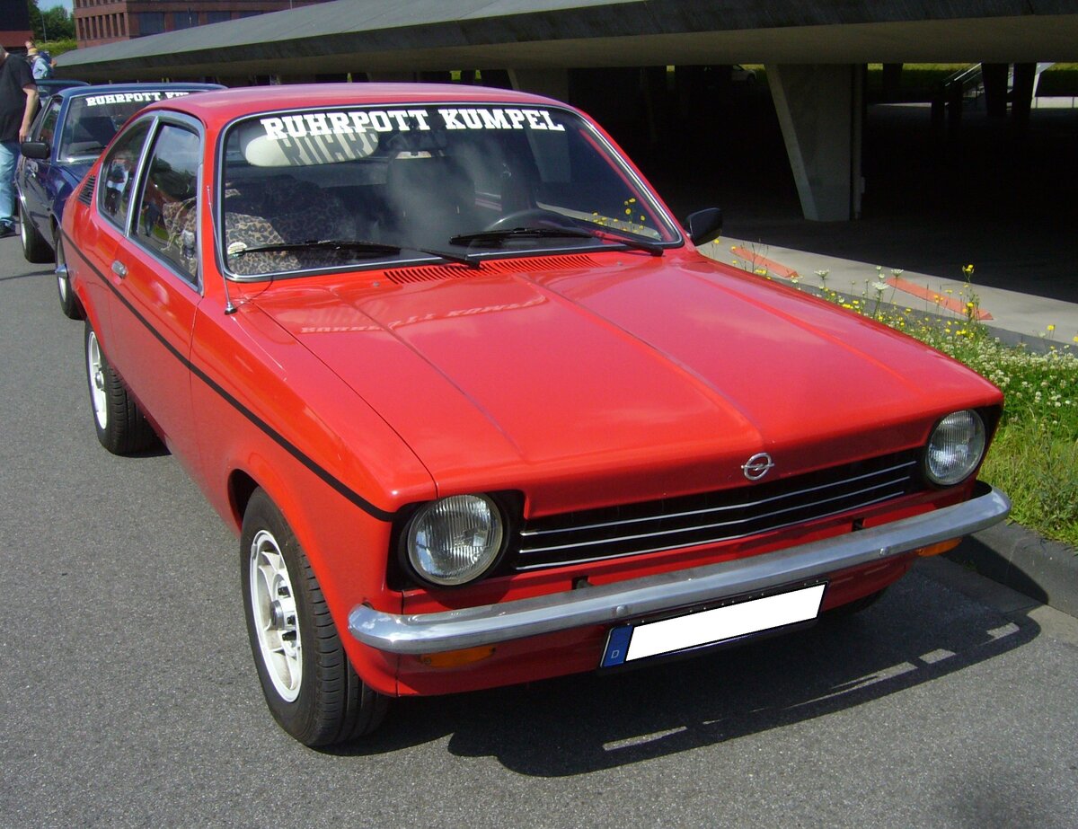 Opel Kadett C Coupe, wie es mit dieser Frontgestaltung von 1973 bis zum Sommer 1978 verkauft wurde. Danach erhielten die Modelle alle die rechteckigen Scheinwerfer des L-Modelles mit den integrierten Blinkleuchten. Das hier gezeigte Coupe ist ein 1200´er mit Automaticgetriebe. Der Vierzylinderreihenmotor hat einen Hubraum von 1196 cm³ und leistet 52 PS, bzw. ab August 1976 55 PS. Oldtimer-Revival auf dem Gelände der Kokerei Zollverein in Essen am 28.07.2024.