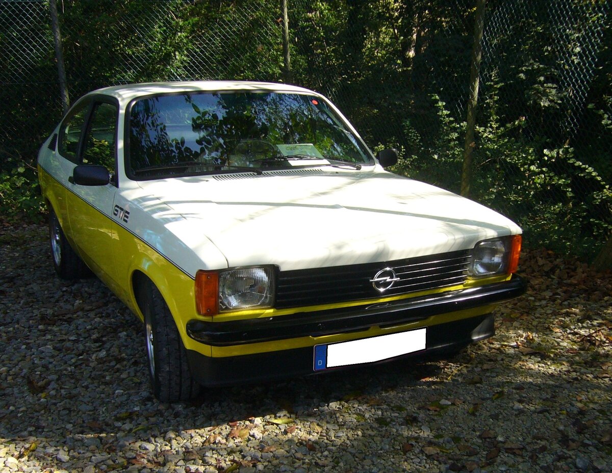 Opel Kadett C GT/E aus dem Jahr 1977. Die zweite Serie des Kadett C GT/E wurde auf der IAA des Jahres 1977 der Öffentlichkeit vorgestellt. Das Modell sollte in erster Linie den einfachen Einstieg in den Motorsport ermöglichen. Die heute oft genutzte Bezeichnung  1000`er Serie  entstand durch die ursprünglich geplante Auflage. Für die Homologation für die Gruppe 1 (Serientourenwagen) wurde die Produktion von mindestens 1000 Fahrzeugen von der FIA gefordert. Die Nachfrage war derart überwältigend, dass die geforderten 1000 Autos bereits im April 1978 ausverkauft waren. Aufgrund der weiterhin großen Nachfrage legte Opel im Juni 1978 eine zweite Auflage von 500 Stück auf, welche abermals schnell vergriffen war. So kam es zu einer dritten und letzten Auflage von 734 Autos. Das konsequent auf sportliche Einsätze getrimmte Auto begeistert noch heute. Der Vierzylinderreihenmotor mit elektronischer Benzineinspritzung hat einen Hubraum von 1979 cm³ und leistet 115 PS. Die Motorkraft wird mittels eines ZF-Fünfganggetriebes auf die Hinterachse übertragen. Oldtimertreffen an der Bleibergquelle Velbert am 22.09.2024.