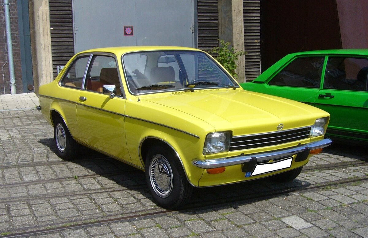 Opel Kadett C Limousine, gebaut in Bochum von 1973 bis 1979. Hier wurde eine zweitürige Limousine aus dem Jahr 1976 abgelichtet, die im Farbton citrusgelb lackiert ist. Aufgrund des Kühlergrills und der Anordnung der vorderen Blinker, kann man erkennen, das es sich um ein Modell vor dem Facelift im Mai 1977 handelt. Die Kadett C Baureihe war mit etlichen Motorisierungen zwischen 1.0l und 2.0l Hubraum lieferbar. Insgesamt verließen 1.701.076 C Kadetten das leider nicht mehr existierende Opel Werk in Bochum. Oldtimer-Revival auf dem Gelände der Kokerei Zollverein in Essen am 28.07.2024.