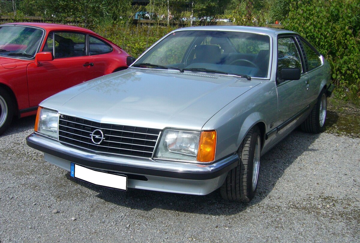 Opel Monza A1 3.0E der Modelljahre von 1978 bis 1981. Der Monza war das Oberklassencoupe in der Opel Produktpalette. Hier wurde ein Monza mit der stärksten Motorisierung abgelichtet. Der Sechszylinderreihenmotor hat einen Hubraum von 2968 cm³ und leistet 180 PS. Zudem ist der Monza mit der seltenen S = Sportversion ausgestattet. 10. Oldtimertreffen des AMC Duisburg am 25.08.2024 am LaPaDu Duisburg.