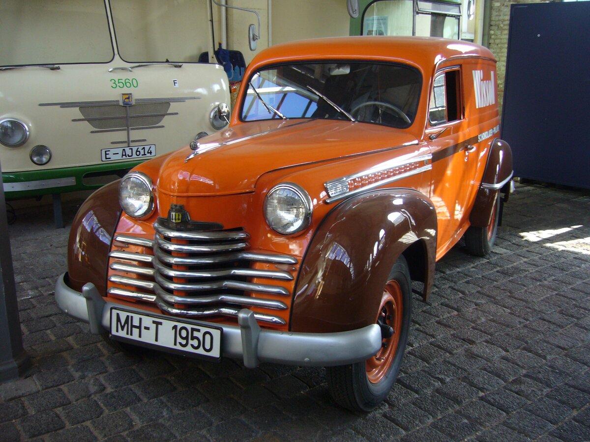 Opel Olympia Lieferwagen L-50. Auf der Basis des bereits ab 1947 wieder produzierten Vorkriegsmodelles Olympia stellte Opel im Jahr 1950 auch ein Kombimodell und einen Kastenwagen (Foto) vor. Die Karosserien für die Kombi- und Kastenwagenmodelle wurden im Karosseriewerk Christian Miesen/Bonn gepresst. Ein solcher Kastenwagenwagen kostete während der gesamten Produktionszeit von 1950 bis 1953 einheitlich DM 6200,00. Insgesamt wurden 28.209 Kombi- und Kastenwagen (beide Versionen zusammen) produziert. Der Vierzylinderreihenmotor hat einen Hubraum von 1488 cm³ und leistete im Jahr 1950 37 PS. In den Modelljahren danach 39 PS. Der gezeigte Wagen stammt aus dem Bestand der ehemaligen Fahrzeug-Sammlung der  Tengelmann-Gruppe . Er ist in den Farben der Schokoladenfabrik Wissoll lackiert, die damals zum Tengelmann Konzern gehörte. 16. Oldtimer-Festival an der  Alten Dreherei  in Mülheim an der Ruhr am 15.06.2024.