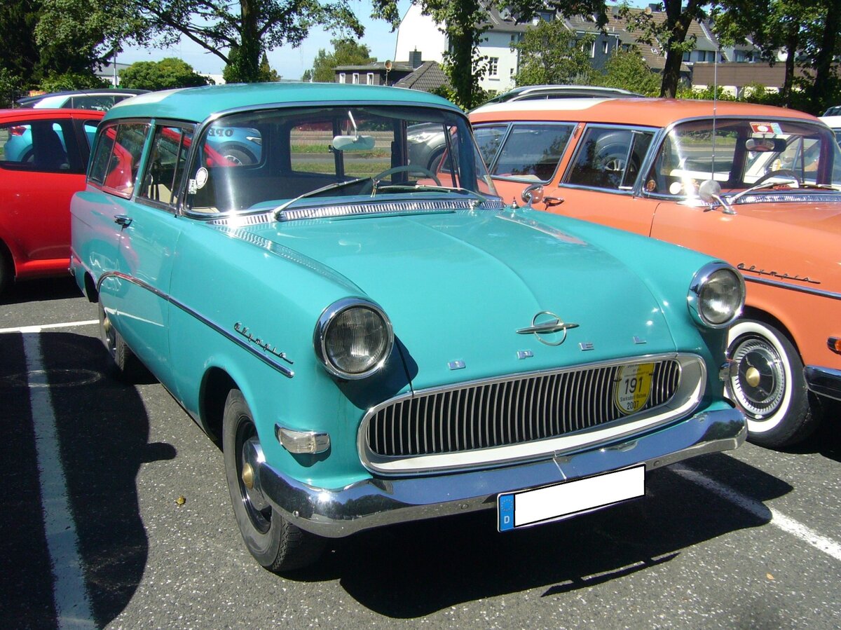 Opel Olympia Rekord P1 CarAvan, der Baujahre von 1957 bis 1960. Das Modell P1 war die Sensation auf der Frankfurter Automobil Ausstellung des Jahres 1957. Der P1 CarAvan war wahlweise mit 1.488 cm³ oder 1.680 cm³ Hubraum lieferbar. Das Kombimodell verkaufte sich in 249.329 Einheiten. Davon wählten 120.801 Käufer den größeren 1.7l Motor. Ein solches Kombimodell war ab DM 6.845,00 zu haben. Der gezeigte CarAvan ist im Farbton neptunblau lackiert. Zweiter Zwischenstopp bei der Ausfahrt des Panoramatreffen der Alt-Opel IG am 10.08.2024 in Velbert.