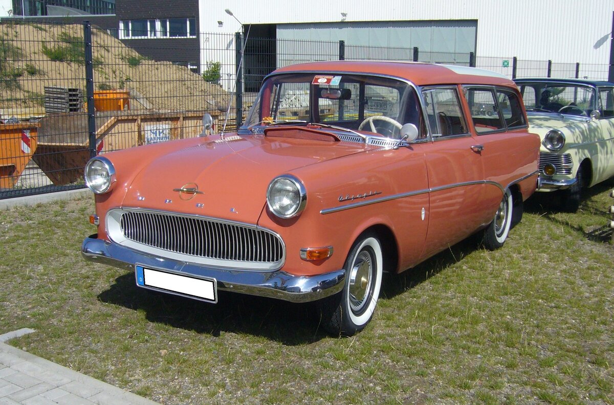 Opel Olympia Rekord P1 CarAvan, der Baujahre von 1957 bis 1960. Das Modell P1 war die Sensation auf der Frankfurter Automobil Ausstellung des Jahres 1957. Der P1 CarAvan war wahlweise mit 1.488 cm³ oder 1.680 cm³ Hubraum lieferbar. Das Kombimodell verkaufte sich in 249.329 Einheiten. Davon wählten 120.801 Käufer den größeren 1.7l Motor. Ein solches Kombimodell war ab DM 6.845,00 zu haben. Der gezeigte CarAvan ist in der Farbkombination koralle/alabastegrau lackiert und stammt aus dem letzten Produktionsjahr 1960. Beim ersten Zwischenstopp der Ausfahrt des Panoramatreffen der Alt-Opel IG am Luftschiffhangar des Flughafen Essen/Mülheim am 10.08.2024.