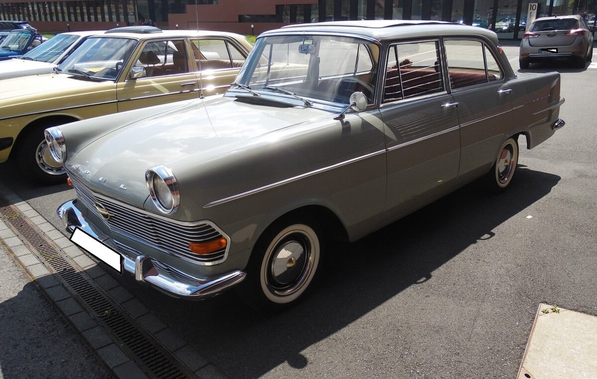 Opel Olympia Rekord P2 in der Karosserieversion Limousine viertürig, produziert von August 1960 bis Frühsommer 1963. Hier wurde eine viertürige Limousine im Farbton rivagrau abgelichtet. Der gezeigte Rekord ist ein 1700`er. Der stärkere 1.7l Motor mit 55 PS, kostete im Gegensatz zur Standardmotorisierung mit 1.5l und 50 PS einen Aufpreis von DM 75,00. Bis zur Produktionseinstellung im Spätsommer 1963 verließen ca. 550.000 Autos dieses Typs das Rüsselsheimer Opel-Werk. Oldtimer-Revival auf dem Gelände der Kokerei Zollverein in Essen am 28.07.2024.