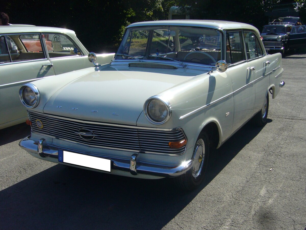 Opel Olympia Rekord P2 in der Karosserieversion Limousine viertürig, produziert von August 1960 bis Frühsommer 1963. Hier wurde eine viertürige Limousine aus dem Modelljahr 1962 im Farbton alabastergrau abgelichtet. Der gezeigte Rekord ist ein 1700`er. Der stärkere 1.7l Motor mit 55 PS, kostete im Gegensatz zur Standardmotorisierung mit 1.5l und 50 PS einen Aufpreis von DM 75,00. Bis zur Produktionseinstellung im Spätsommer 1963 verließen ca. 550.000 Autos dieses Typs das Rüsselsheimer Opel-Werk. Zweiter Zwischenstopp bei der Ausfahrt des Panoramatreffen der Alt-Opel IG am 10.08.2024 in Velbert.