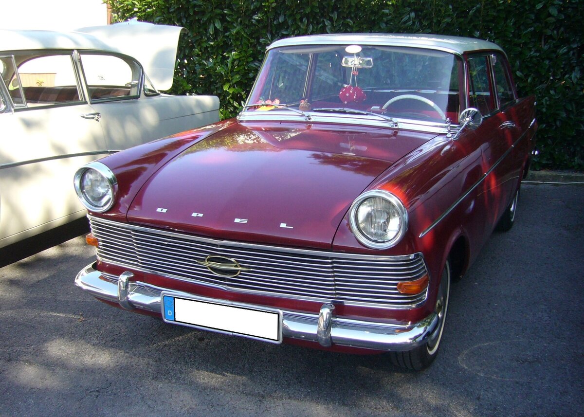 Opel Olympia Rekord P2 Limousine, produziert von August 1960 bis Frühsommer 1963. Hier wurde eine zweitürige Limousine aus dem Modelljahr 1962 in der Farbkombination rubinrot/alabastergrau abgelichtet. Der gezeigte Rekord ist ein 1700`er. Der stärkere 1.7l Motor mit 55 PS, kostete im Gegensatz zur Standardmotorisierung mit 1.5l und 50 PS einen Aufpreis von DM 75,00. Bis zur Produktionseinstellung im Spätsommer 1963 verließen ca. 550.000 Autos dieses Typs das Rüsselsheimer Opel-Werk. Panoramatreffen der Alt-Opel IG in Essen Werden am 10.08.2024.