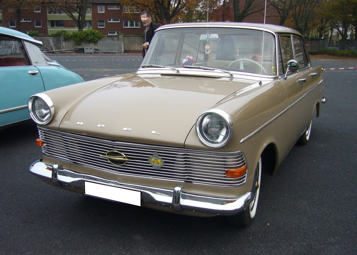 Opel Olympia Rekord P2 Limousine, produziert von August 1960 bis Frühsommer 1963. Hier wurde eine viertürige Limousine aus dem Modelljahr 196 im Farbton javabraun abgelichtet. Der gezeigte Rekord ist ein 1700`er. Der stärkere 1.7l Motor mit 55 PS, kostete im Gegensatz zur Standardmotorisierung mit 1.5l und 50 PS einen Aufpreis von DM 75,00. Bis zur Produktionseinstellung im Spätsommer 1963 verließen ca. 550.000 Autos dieses Typs das Rüsselsheimer Opel-Werk. Oldtimertreffen an Mo´s Bikertreff in Krefeld am 10.11.2024.