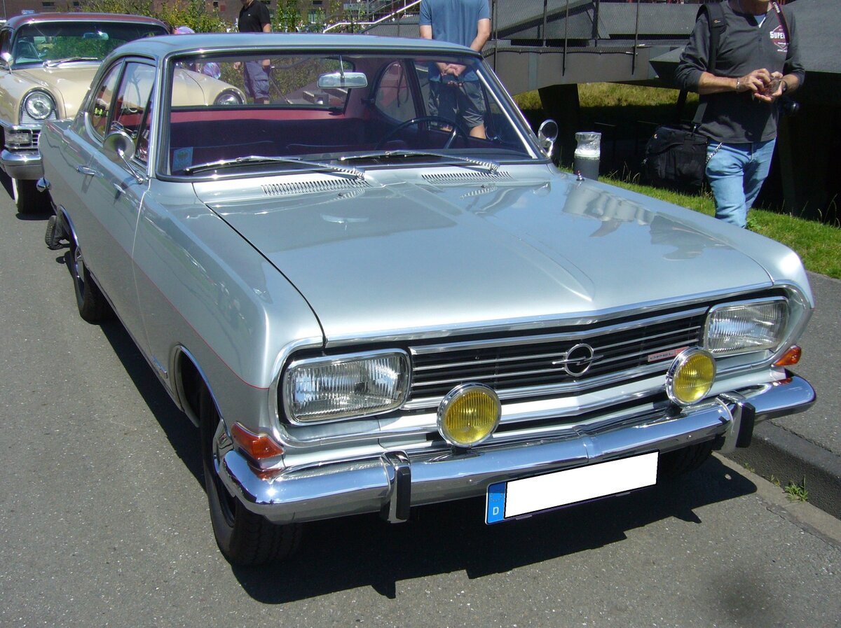 Opel Rekord B L6 2600 Coupe, nur gebaut in den Jahren 1965 und 1966. Für ein solches Coupe musste man mindestens DM 9310,00 auf die Theke des Opel-Händlers legen. Der Sechszylinderreihenmotor hat einen Hubraum von 2605 cm³ und leistet 100 PS. Die Höchstgeschwindigkeit war bei diesem Coupe mit 168 km/h angegeben. Der Rekord B mit dem Sechszylindermotor verkaufte sich lediglich 3705 mal (Limousine und Coupe zusammen gerechnet). Oldtimer-Revival auf dem Gelände der Kokerei Zollverein in Essen am 28.07.2024.