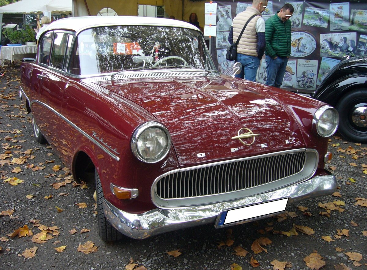 Opel Rekord P1 in der Karosserieversion zweitürige Limousine, gebaut von 1957 bis 1960. Während seiner 35-monatigen Produktionszeit, baute Opel 384.692 Limousinen (zwei- und viertürig), 109.282 Kombimodell CarAvan und 15.136 Kastenlieferwagen (ohne hintere seitliche Verglasung) von diesem Modell. Motorisiert war der P1 mit einem Vierzylinderreihenmotor mit einer Leistung von 45 PS aus einem Hubraum von 1488 cm³. Gegen einen Aufpreis von DM 75,00, konnte man einen 1.7l Motor mit 55 PS ordern. Da der P1 auch in die USA exportiert wurde und dort über das Buick-Händlernetz vertrieben wurde, erhielt er häufig den Spitznamen  Bauern-Buick . Der gezeigte P1 stammt aus dem ersten Modelljahr 1957. Nur im ersten Modelljahr (1957) wurde der Rückspiegel auf dem Armaturenbrett montiert. Oldtimertreffen beim Theater an der Niebu(h)rg am 20.10.2024 in Oberhausen/Rhld.