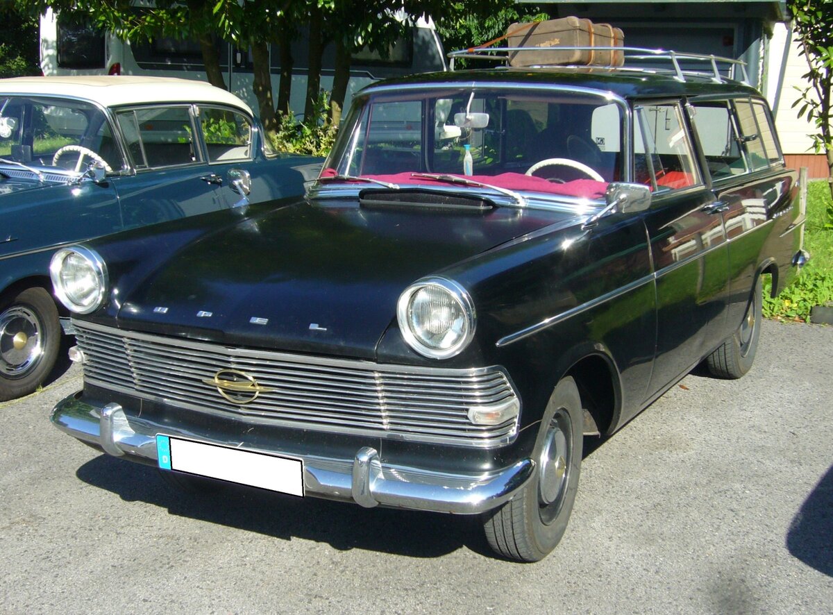 Opel Rekord P2 CarAvan 1700, gebaut von 1960 bis 1962. Vom Rekord P2 CarAvan verkaufte Opel während der dreijährigen Produktionszeit genau 97.128 Autos zu einem Preis ab DM 6.920,00. Dieser, im Farbton schwarz lackierte, CarAvan lief im Jahr 1961 vom Band. Er ist mit dem stärkeren, damals lieferbaren, Vierzylinderreihenmotor ausgerüstet. Dieser hat einen Hubraum von 1680 cm³ und leistet 55 PS. Panoramatreffen der Alt-Opel IG in Essen Werden am 10.08.2024.