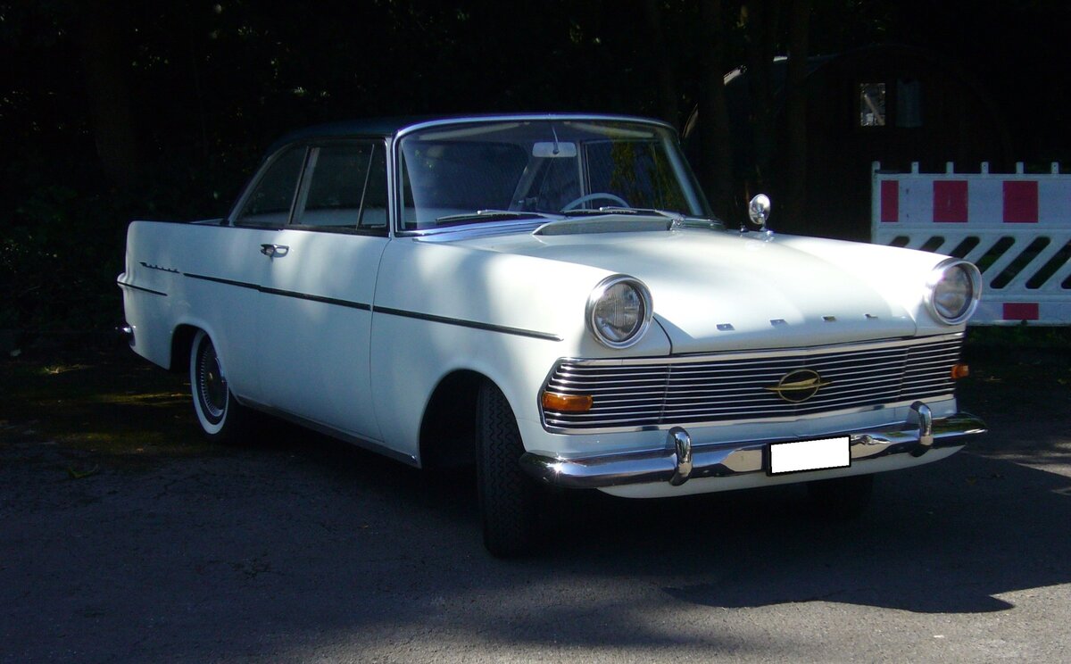 Opel Rekord P2 Coupe aus dem Jahr 1962 in der Farbkombination chamonixweiß/schwarz. Produziert wurde das P2 Coupe von 1961 bis 1963. Während die P2 Limousine bereits im August 1960 vorgestellt wurde, folgte das Coupe genau ein Jahr später. Das Coupe war grundsätzlich mit dem stärksten Motor dieser Baureihe ausgestattet. Dieser Vierzylinderreihenmotor leistet 60 PS aus einem Hubraum von 1680 cm³. Ein solches Coupe schlug mit einem Kaufpreis von mindestens DM 7675,00 zu Buche. Das gezeigte P2 Coupe ist auf eigener Achse aus dem schweizerischen Kanton Glarus zum Panoramatreffen der Alt-Opel IG in Essen angereist. Zweiter Zwischenstopp bei der Ausfahrt des Panoramatreffen der Alt-Opel IG am 10.08.2024 in Velbert.