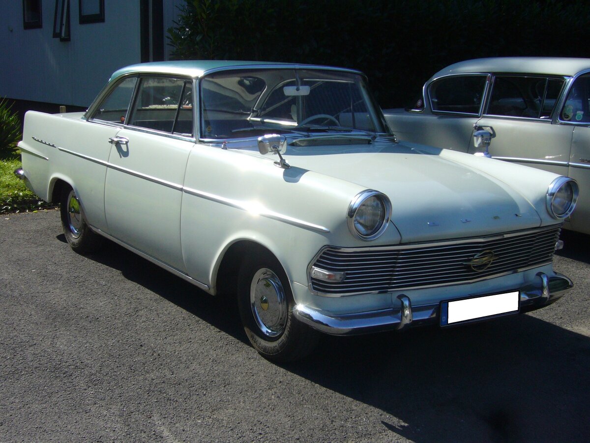 Opel Rekord P2 Coupe aus dem Jahr 1962 in der Farbkombination chamonixweiß/ozeangrün. Produziert wurde das P2 Coupe von 1961 bis 1963. Während die P2 Limousine bereits im August 1960 vorgestellt wurde, folgte das Coupe genau ein Jahr später. Das Coupe war grundsätzlich mit dem stärksten Motor dieser Baureihe ausgestattet. Dieser Vierzylinderreihenmotor leistet 60 PS aus einem Hubraum von 1680 cm³. Ein solches Coupe schlug mit einem Kaufpreis von mindestens DM 7675,00 zu Buche. Panoramatreffen der Alt-Opel IG in Essen Werden am 10.08.2024.