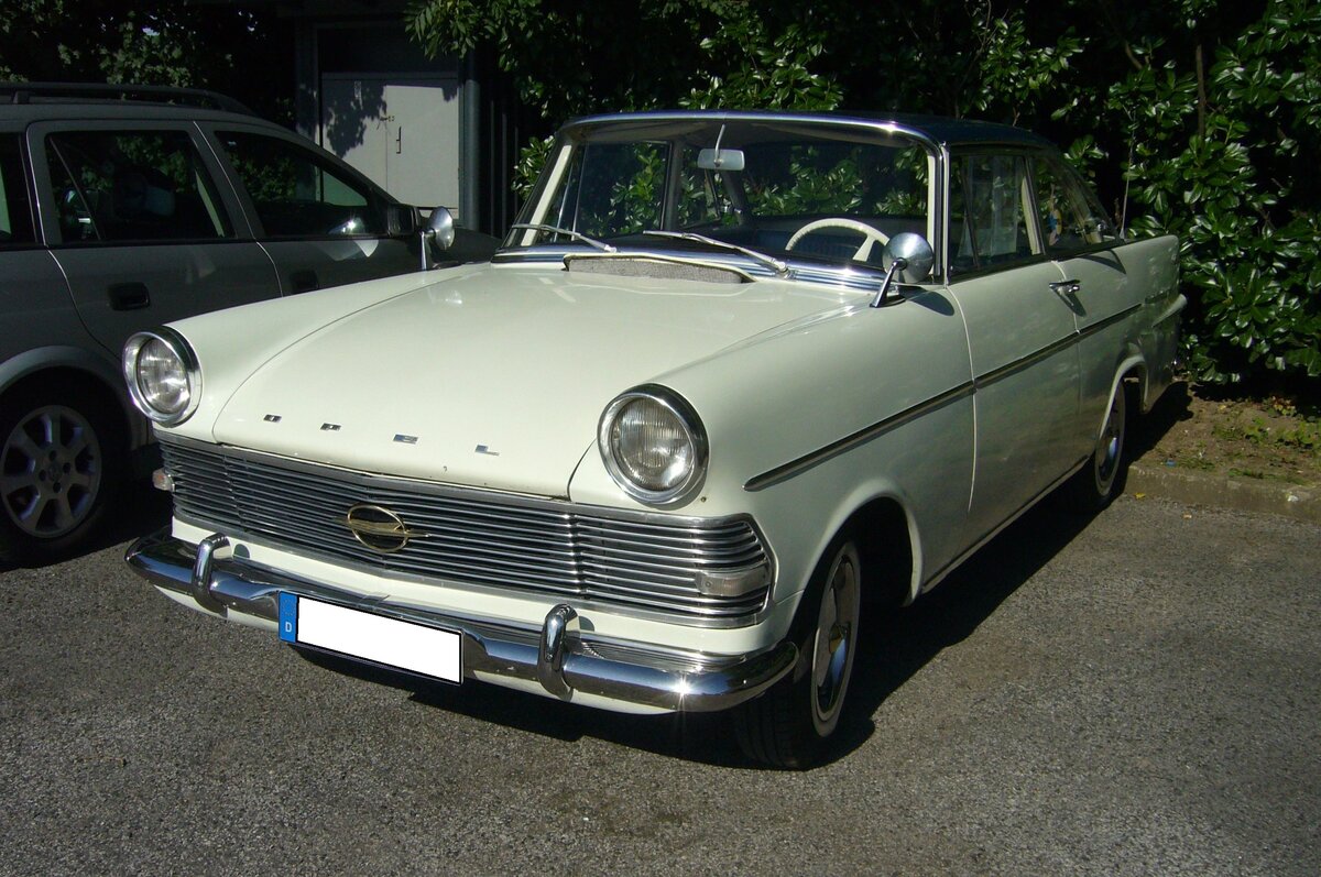 Opel Rekord P2 Coupe. Produziert wurde das P2 Coupe von 1961 bis 1963. Während die P2 Limousine bereits im August 1960 vorgestellt wurde, folgte das Coupe genau ein Jahr später. Das Coupe war grundsätzlich mit dem stärksten Motor dieser Baureihe ausgestattet. Dieser Vierzylinderreihenmotor leistet 60 PS aus einem Hubraum von 1680 cm³. Ein solches Coupe schlug mit einem Kaufpreis von mindestens DM 7675,00 zu Buche. Panoramatreffen der Alt-Opel IG in Essen Werden am 10.08.2024.