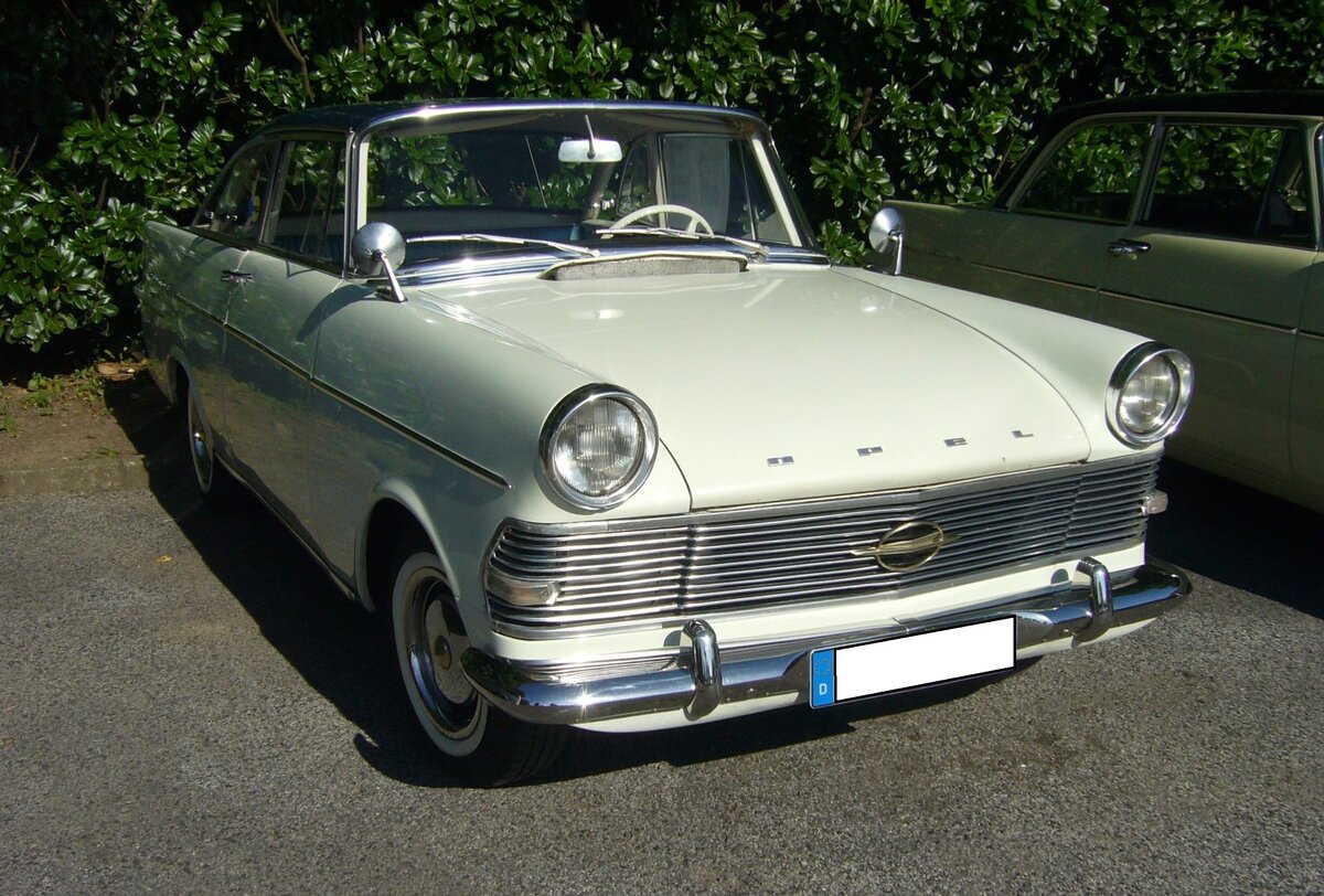 Opel Rekord P2 Coupe. Produziert wurde das P2 Coupe von 1961 bis 1963. Während die P2 Limousine bereits im August 1960 vorgestellt wurde, folgte das Coupe genau ein Jahr später. Das Coupe war grundsätzlich mit dem stärksten Motor dieser Baureihe ausgestattet. Dieser Vierzylinderreihenmotor leistet 60 PS aus einem Hubraum von 1680 cm³. Ein solches Coupe schlug mit einem Kaufpreis von mindestens DM 7675,00 zu Buche. Panoramatreffen der Alt-Opel IG in Essen Werden am 10.08.2024.