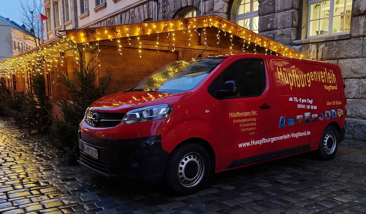 =Opel Vivaro vom HUEPFBURGENVERLEIH steht im Dezember 2024 in Plauen