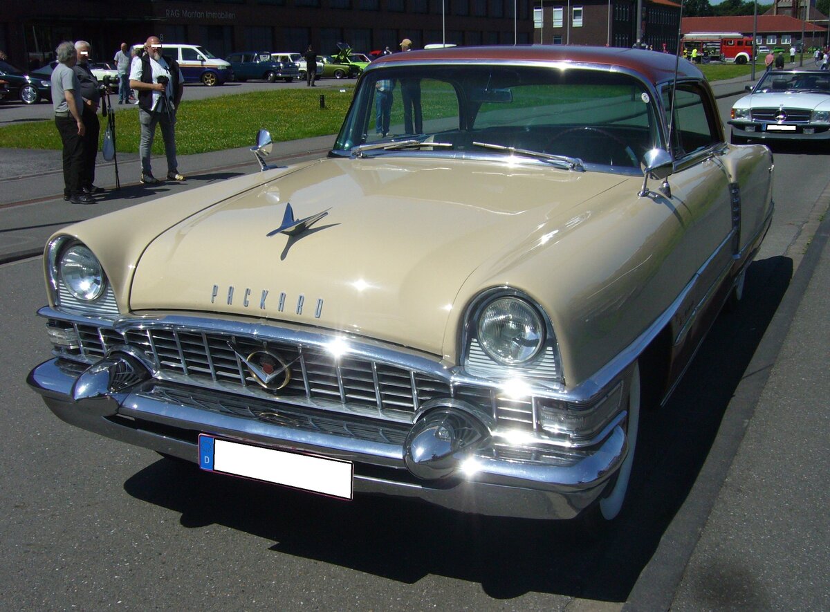 Packard Series 5580 400 Hardtop Coupe aus dem Jahr 1955. Die Series 5580 Modelle waren im Modelljahr 1955 die Toppmodelle im Verkaufsprogramm der Marke aus Warren/Ohio. So war zum Beispiel die dreifarbige Lackierung serienmäßig. Vom Coupe-Modell 400 Hardtop Coupe wurden im Jahr 1955 7206 Autos zu einem Preis ab US$ 3390,00 verkauft. Für Vortrieb sorgt in diesem Modell ein V8-Motor mit einem Hubraum von 5241 cm³ und einer Leistung von 225 PS. Der Wagen dürfte in der Farbkombination citrine/sardonyx lackiert sein. Oldtimer-Revival auf dem Gelände der Kokerei Zollverein in Essen am 28.07.2024.