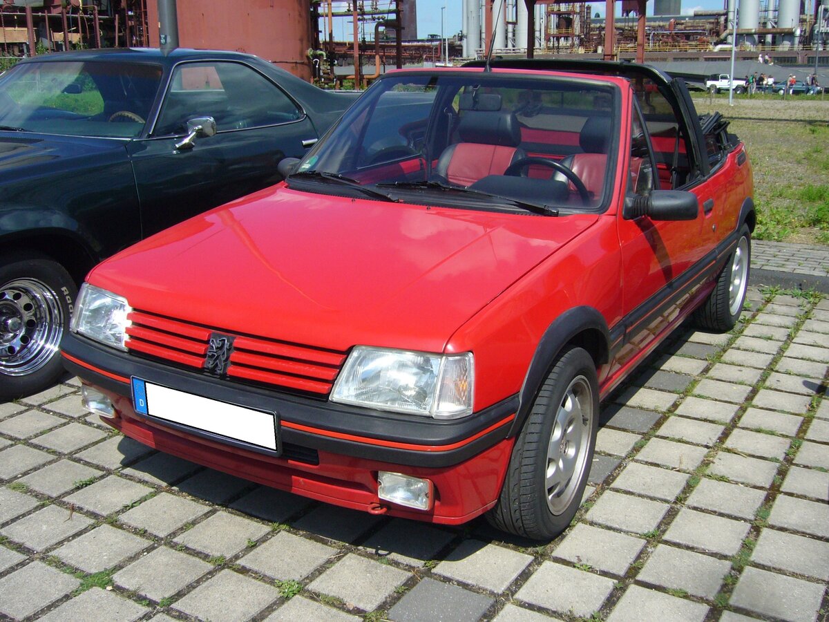 Peugeot 205CTI Cabriolet, wie es von 1986 bis 1995 gebaut wurde. Im Jahr 1983 brachte die Marke aus Sochaux das Erfolgsmodell 205 auf den Markt. Ab 1986 war der Kleinwagen auch als Cabriolet lieferbar. Für Vortrieb sorgt ein Vierzylinderreihenmotor mit einem Hubraum von 1905 cm³. Je nach Baujahr und Ausstattungsvariante hatte der Motor eine Leistung von 102 PS, 120 PS oder gar 128 PS. Oldtimer-Revival auf dem Gelände der Kokerei Zollverein in Essen am 28.07.2024.