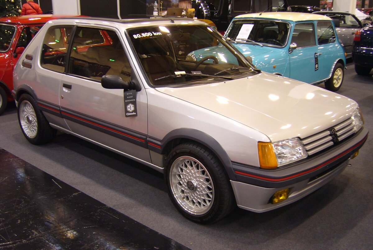 Peugeot 205GTI aus dem Modelljahr 1986 im Farbton gris london. Der GTI war die Sportversion des, von 1983 bis 1998 gebauten  Millionenseller , Peugeot 205. Es gab den GTI mit zwei verschiedenen Vierzylinderreihenmotoren: 1580 cm³ mit 103 PS und 1905 cm³ mit 102 PS, 128 PS und 120 PS. Der gezeigte 205GTI wird vom 1580 cm³ Motor mit 103 PS angetrieben. Essen Motor Show am 04.12.2024.