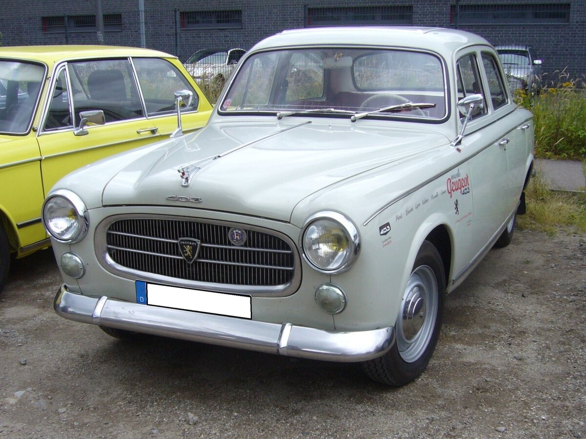 Peugeot 403 B7 Berline, produziert von April 1955 bis Februar 1967. Dem 403 war aufgrund seiner Zuverlässigkeit und Robustheit nicht nur in Frankreich ein großer Verkaufserfolg beschienen. Es gab diesen Wagen in etlichen Motorisierungen als Benziner oder Diesel. Hier wurde ein Modell von vor 1959 abgelichtet, das noch den Löwenkopf auf der Motorhaube trägt. Dieser musste 1959 aufgrund einer gesetzlichen Regelung aus Unfallschutzgründen wegfallen. 16. Oldtimer-Festival an der  Alten Dreherei  in Mülheim an der Ruhr am 16.06.2024.