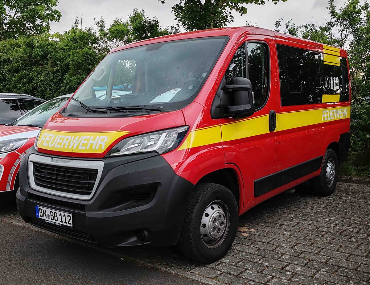 =Peugeot Boxer einer unbekannten Feuerwehr aus dem Raum Bonn, steht auf dem Parkplatz der RettMobil im Mai 2024