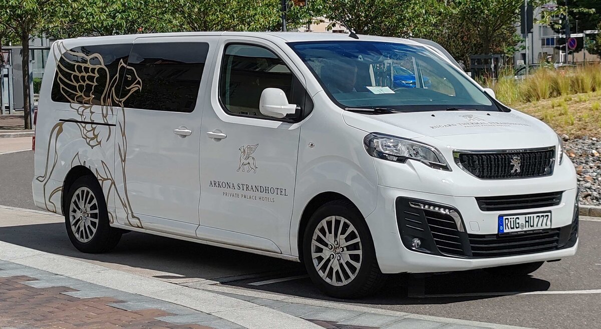 =Peugeot Rifter vom ARKONA STRANDHOTEL unterwegs in Binz, 05-2024