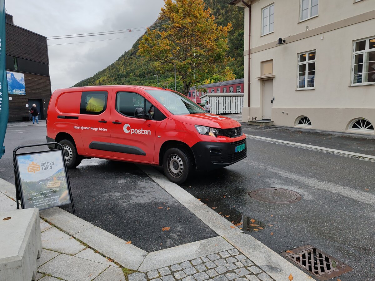 =Peugeot Rifter der norwegischen Post eilt durch Andalsnes, 09-2024