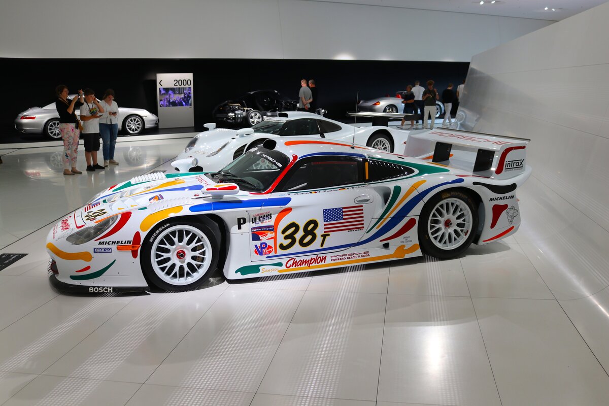 Porsche 911 GT1 am 10.07.24 im Porsche Museum