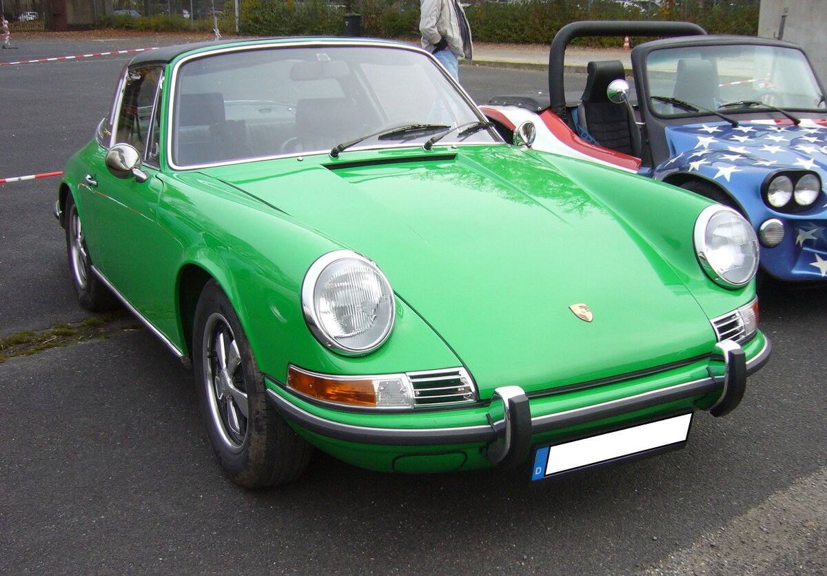 Porsche 911T Targa der Modelljahre 1968 bis 1973. Im August 1967 brachte Porsche die Modellreihe 911T als Coupe- und Targa-Modell auf den Markt. Im Grunde war der 911T eine vereinfachte Ausführung des bisherigen 911, der ab jetzt 911L (L für Luxus) hieß. Anfänglich war der luftgekühlte Vierzylinderboxermotor mit einem Hubraum von 1991 cm³ mit einer Leistung von 110 PS verbaut. Von 1969 bis 1971 wurde dann ein Motor mit einem Hubraum von 2195 cm³ mit 125 PS und in den Jahren von 1971 bis 1973 sogar ein  Sechsender  mit 2341 cm³ Hubraum und 130 PS. verbaut. Im August 1969 schlug ein solcher, signalgrüner, 911T Targa mit einem Kaufpreis von mindestens DM 21.920,00 zu Buche. Oldtimertreffen an Mo´s Bikertreff in Krefeld am 10.11.2024.